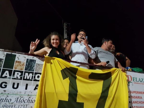 Marcella Rossoni, primeira-dama, ao lado do prefeito Tiago Rocha durante campanha eleitoral