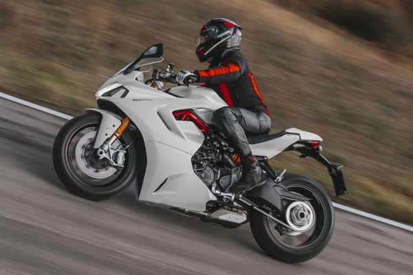 O motor bicilíndrico Ducati Testastretta mantém os níveis de potência máxima e torque nos 110 cavalos às 9 mil rpm e 9,5 kgfm às 6.500 rpm, respetivamente