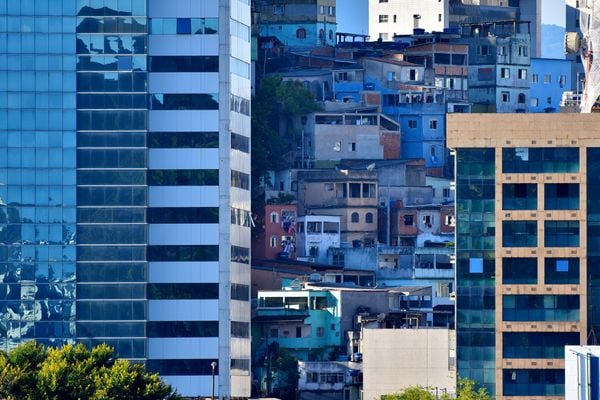Prédios e casas em Vitória vistos a partir do Morro da Marinha, em Vila Velha 