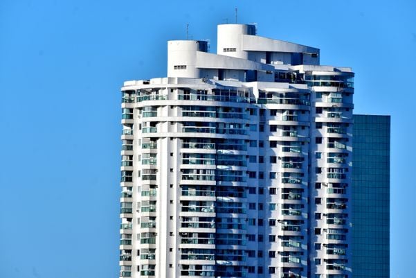 Prédios e casas em Vitória vistos a partir do Morro da Marinha, em Vila Velha 