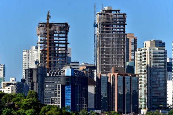 Prédios e casas em Vitória vistos a partir do Morro da Marinha, em Vila Velha 