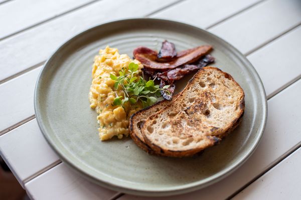 Torradas de sourdough e ovos mexidos do brunch do Barlavento, em Vitória