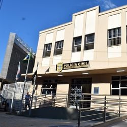 O pai da adolescente contou à polícia que deixou a menina dormir na residência de um casal de amigos porque o suspeito é padrinho de casamento dele e de batismo da filha