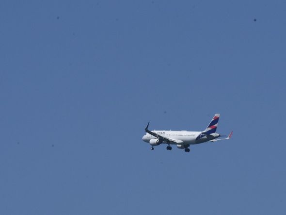 Fumaça ainda é vista na região do aeroporto de Vitória por Carlos Alberto Silva