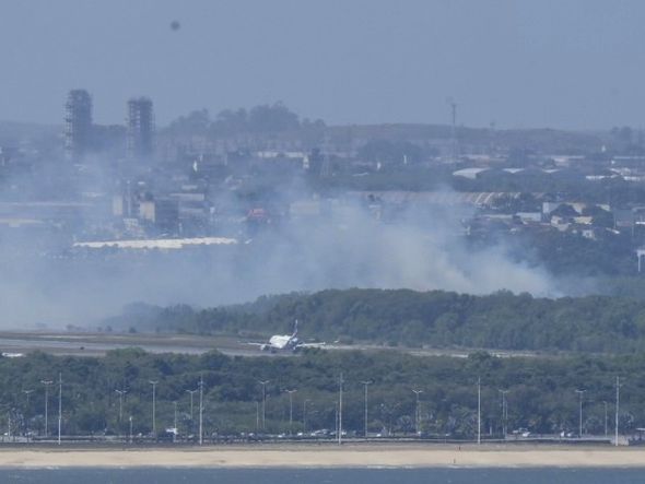 Fumaça ainda é vista na região do aeroporto de Vitória por Carlos Alberto Silva