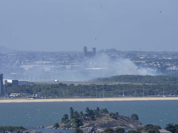 Fumaça ainda é vista na região do aeroporto de Vitória por Carlos Alberto Silva