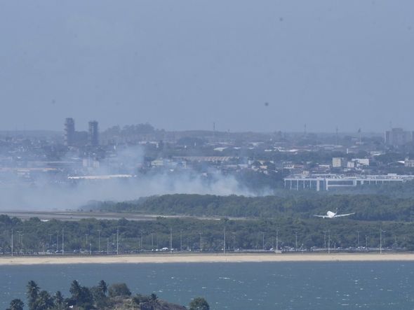 Fumaça ainda é vista na região do aeroporto de Vitória por Carlos Alberto Silva