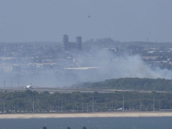 Fumaça ainda é vista na região do aeroporto de Vitória por Carlos Alberto Silva
