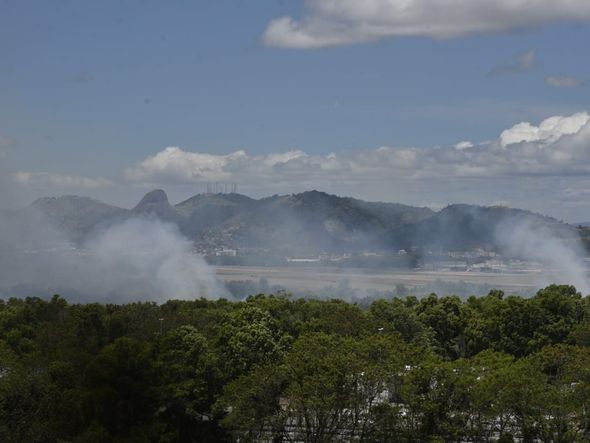 Fumaça é vista na região do aeroporto de Vitória por Ricardo Medeiros