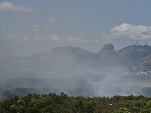 Fumaça é vista na região do aeroporto de Vitória por Ricardo Medeiros