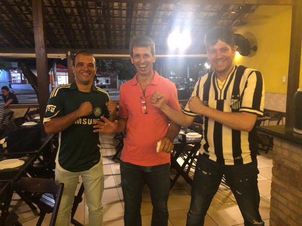 Acompanhados de um amigo, os torcedores já estão indo para o RJ