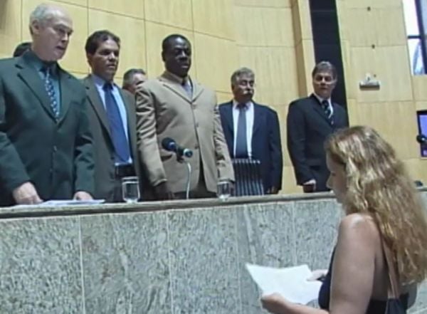 Eleição da Assembleia em 2003: oficial tenta entregar ao então presidente, Giovani Silva, liminar que anularia a eleição
