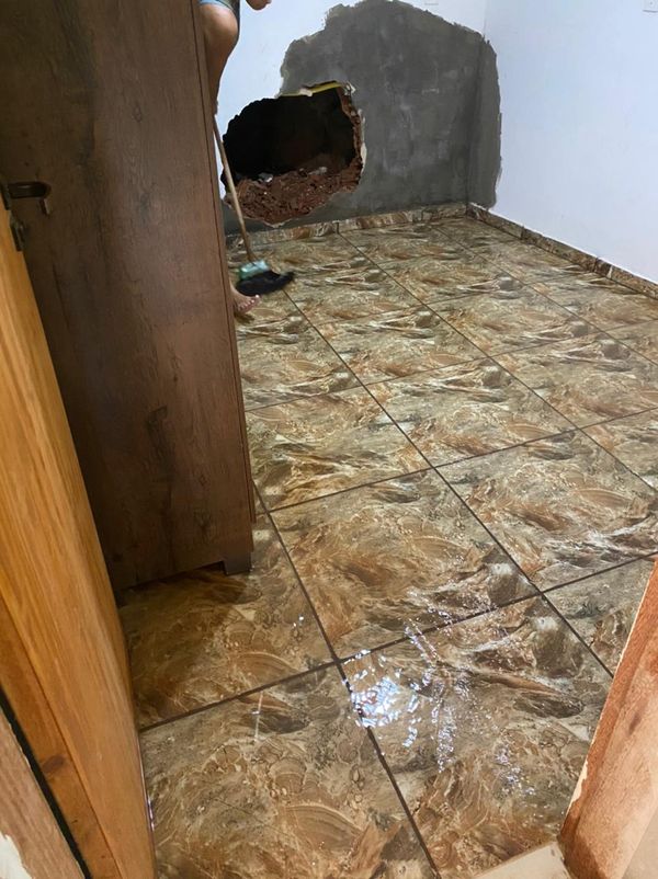 Família de Andréia esvaziou o quarto e tenta lidar com a água que não parava que entrar por Andréia Nascimento da Silva