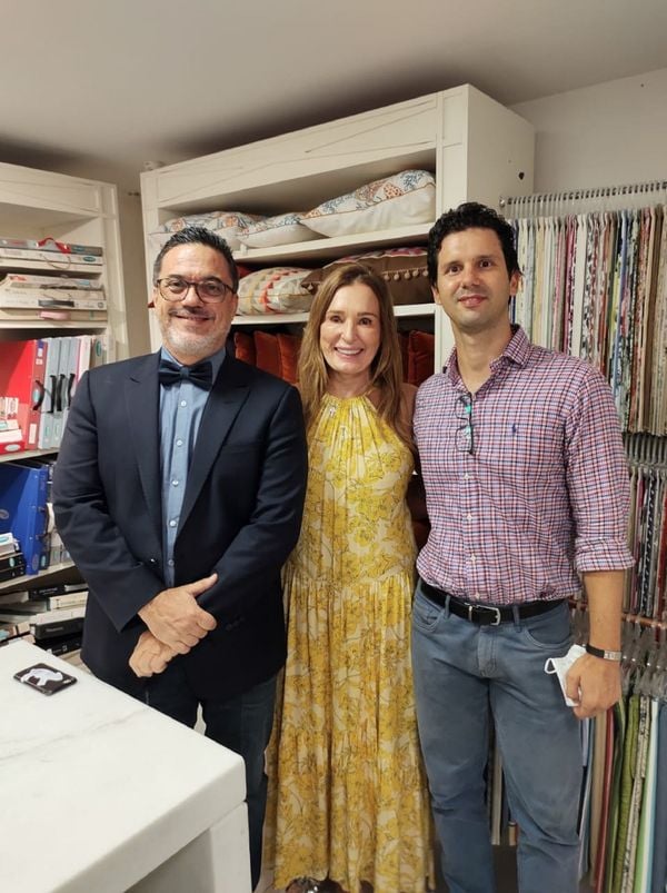O designer Beto Cocenza, a empresária Sandra Demoner e o diretor comercial da Muse Wallpapers, Ruddy Lamberti em um petit comité para convidados, realizado na Arte Assinada.