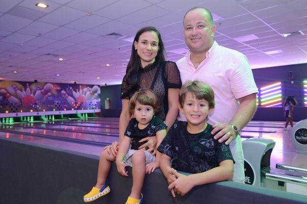 Tânia e Fabrício Crema com os filhos Rafael e Miguel na inauguração do seu Vila Parque Boliche, no Boulevard Shopping, em Vila Velha