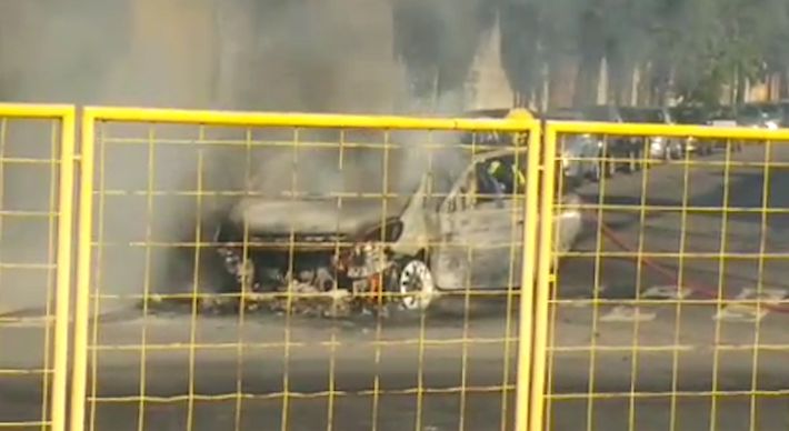 O veículo estava parado quando as chamas começaram e rapidamente se espalharam. Fogo foi controlado pelos militares e não houve feridos. O incidente ocorreu no bairro Manoel Plaza, na tarde deste sábado (30)