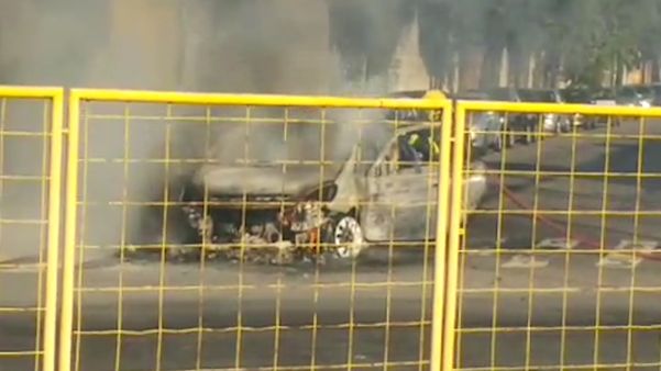Carro pega fogo em Carapina, na Serra