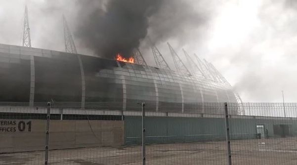 Incêndio atinge área interna da Arena Castelão, em Fortaleza