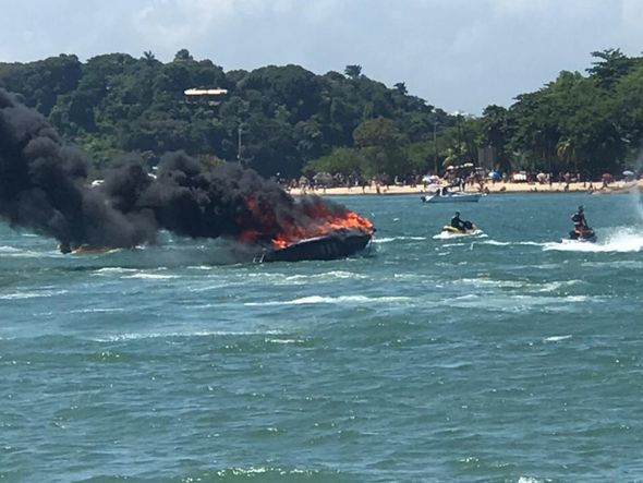 Lancha pega foto em por Internautas