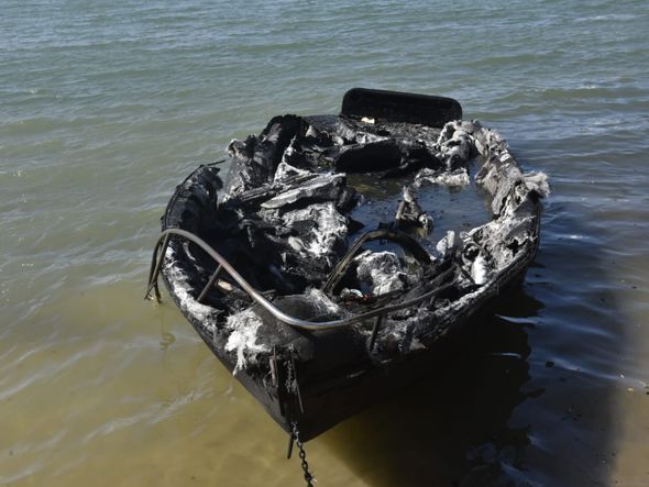 Lancha que pegou fogo na Praia da Guarderia, em Vitória por Ricardo Medeiros