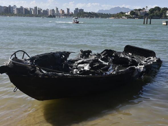 Lancha que pegou fogo na Praia da Guarderia, em Vitória por Ricardo Medeiros