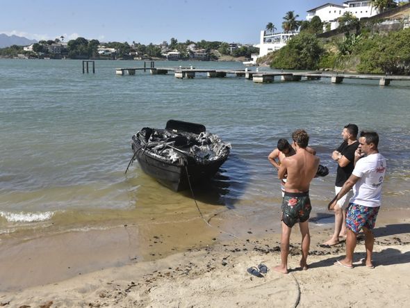 Lancha que pegou fogo na Praia da Guarderia, em Vitória por Ricardo Medeiros
