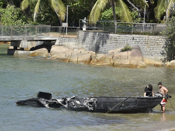 Lancha que pegou fogo na Praia da Guarderia, em Vitória por Ricardo Medeiros