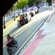 Imagem - Vídeo: Motociclista fica pendurado após bater na traseira de carro em Vitória