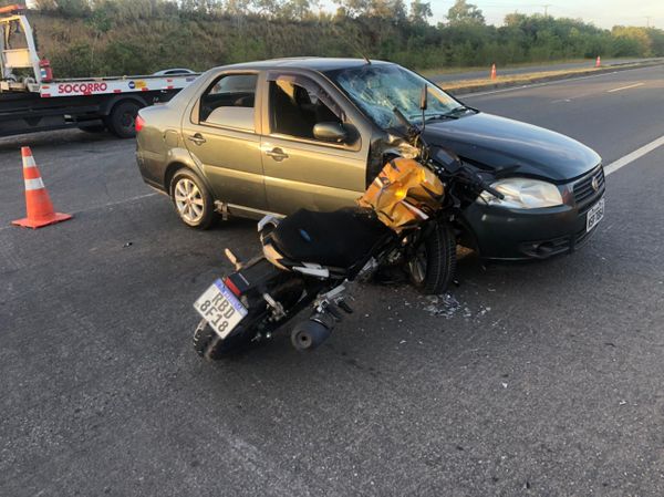 Acidente entre carro e moto deixou dois feridos na Rodovia do Sol neste domingo (31)