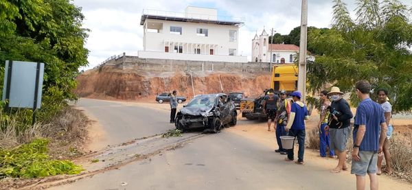 Carro cai de ponte no interior de Linhares 