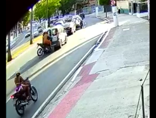 Homem na moto vinha em alta velocidade e não conseguiu frear. Ele foi socorrido pelo Corpo de Bombeiros e levado ao Hospital São Lucas