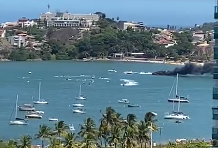 Lancha pega fogo por Leitor