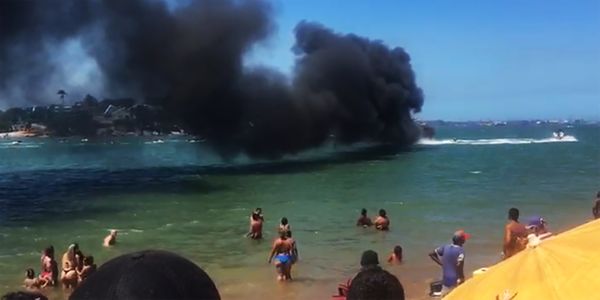 Lancha pega fogo em praia de Vitória