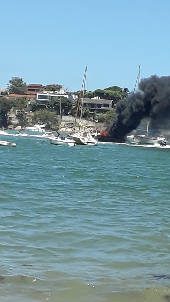 Lancha pega fogo em Vitória por Joana Kelly Passos da Silva