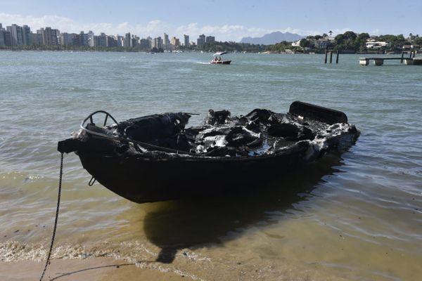Lancha que pegou fogo na Praia da Guarderia, em Vitória