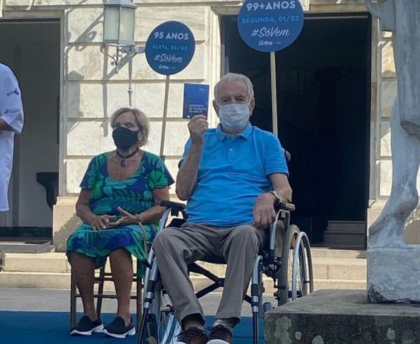 Orlando Drummond é vacinado contra a Covid-19 aos 101 anos
