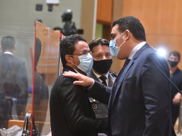 Erick Musso coloca a mão no ombro de Rafael Favatto por Fernando Madeira