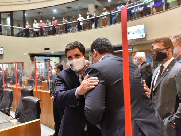 Carlos Von cumprimenta Erick Musso no plenário por Fernando Madeira