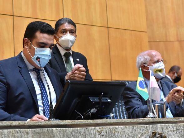 Erick Musso segura a mão de Freitas  por Fernando Madeira