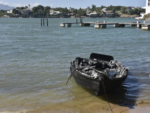 Lancha pega fogo em Vitória neste domingo (31) por Ricardo Medeiros