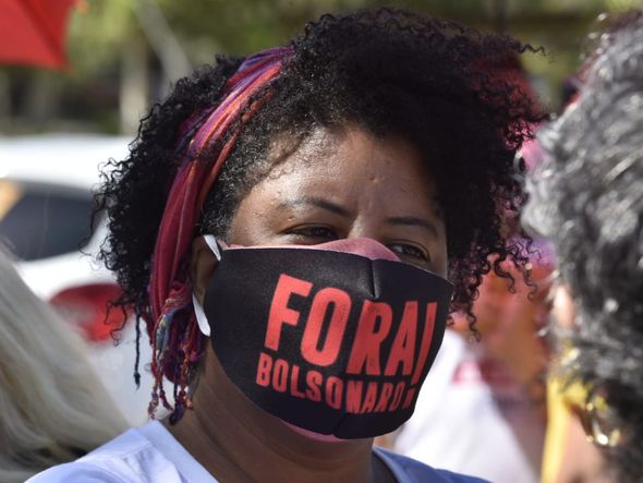 Manifestante usa máscara com as palavras "fora Bolsonaro" por Ricardo Medeiros