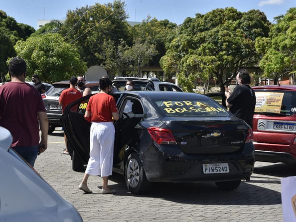 Manifestante pinta o vidro dos carros por Ricardo Medeiros
