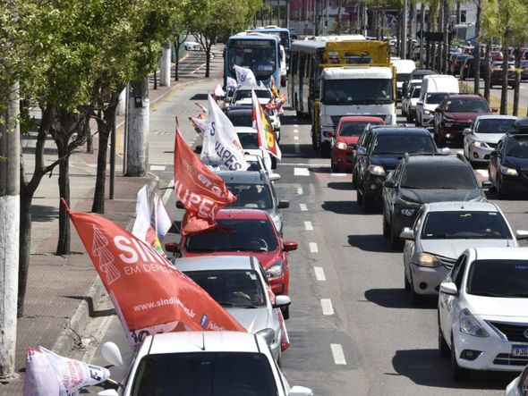Os manifestantes seguiram  em carreata em direção à Reta da Penha
 por Ricardo Medeiros