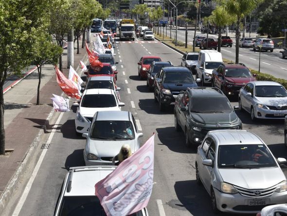 Os manifestantes seguiram  em carreata em direção à Reta da Penha
 por Ricardo Medeiros