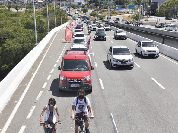Os manifestantes seguiram  em carreata em direção à Reta da Penha
  por Ricardo Medeiros