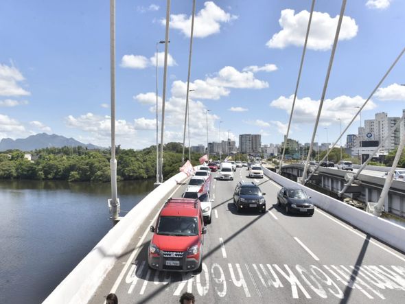 Os manifestantes seguiram  em carreata em direção à Reta da Penha
 por Ricardo Medeiros
