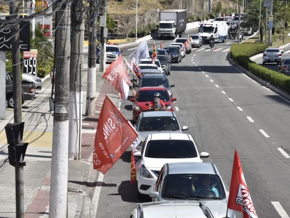 Sindicalistas realizam uma carreata na manhã desta segunda-feira (1º)  por Ricardo Medeiros