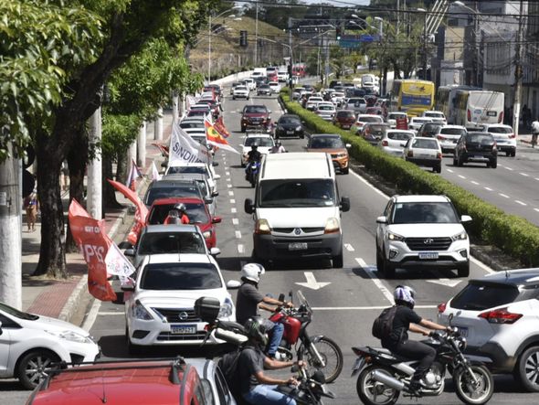 Os manifestantes seguiram  em carreata em direção à Reta da Penha
 por Ricardo Medeiros