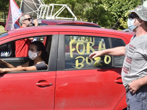 Manifestante pinta o vidro dos carros por Ricardo Medeiros