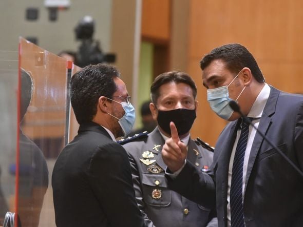 Rafael Favatto, Capitão Assumção e Erick Musso conversam no plenário por Fernando Madeira